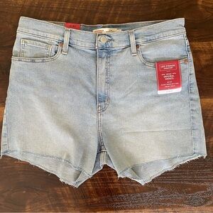 NWT Levi's Women's Light Blue Denim Shorts